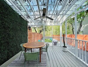 Outdoor dining - 2B3B+Studio: Great yard+deck mins to downtown (Austin)