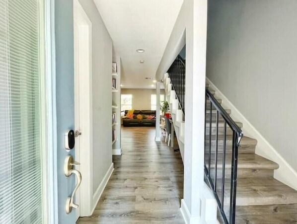 Interior - 2B3B+Studio: Great yard+deck mins to downtown (Austin)