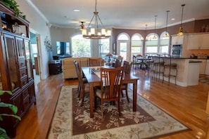 Dining - Flamingo Bay Hideaway (Lake Ozark)