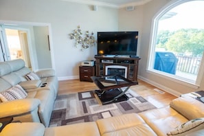 Living area - Flamingo Bay Hideaway (Lake Ozark)