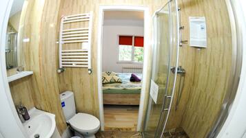 Chuveiro, secador de cabelo, bidê, toalhas de banho