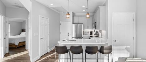 Refrigerador, microondas, horno y parrilla de estufa