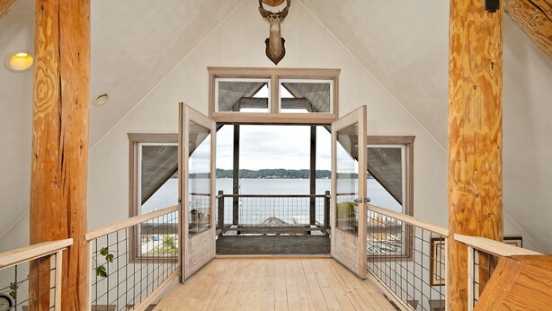 Un intérieur en bois donnant sur un lac.