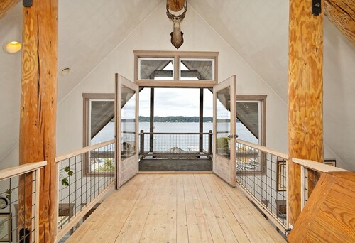 Private Beach Estate on Stretch Island w/ Hot Tub! Pet Friendly!