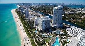 On the beach, sun-loungers, beach towels - BEACHFRONT CONDO-HOTEL Two rooms with free parking (Miami)