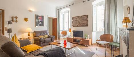 Télévision, cheminée