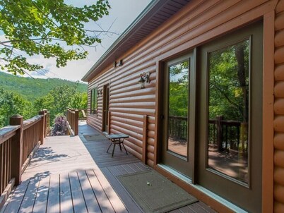 Massanutten Log Home Near Slopes, 2 Master Suites, Hot Tub, Pool Table, Views