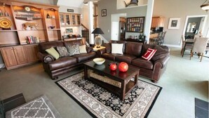 Living area - Stunning Lake View 4br 5ba (Osage Beach)