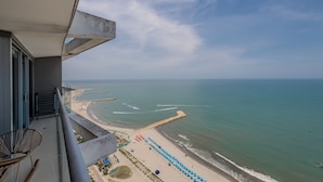 Ein Balkon mit Blick auf Strand und Meer.