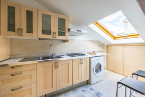 Frigorífico, microondas, placa de cocina y tostadora