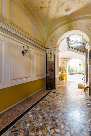 Interior - Duomo Grand Family Loft (Naples)