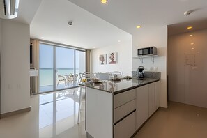 Kühlschrank, Mikrowelle, Ofen, Wasserkocher mit Kaffee-/Teezubehör