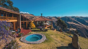 A house with a pool, patio furniture, and a view of the mountains. - Refugio Viñak (Vinac)