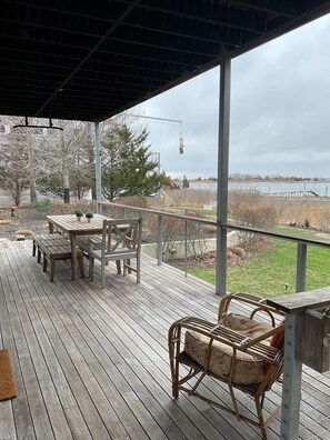 Outdoor dining - Waterfront modern , dock, roof deck, outdoor kitchen / grill, outdoor shower (Sag Harbor)