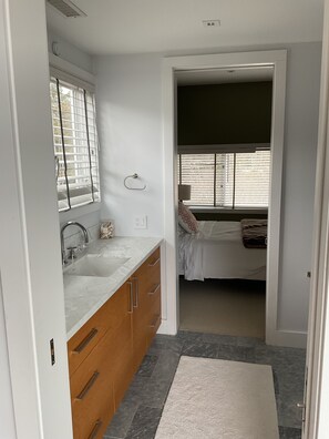 3 bedrooms, iron/ironing board, WiFi, bed sheets - Waterfront modern , dock, roof deck, outdoor kitchen / grill, outdoor shower (Sag Harbor)