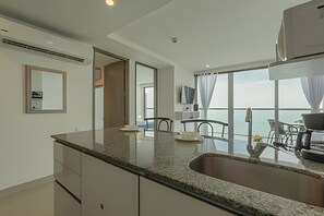 Refrigerador, microondas, horno y cafetera y tetera