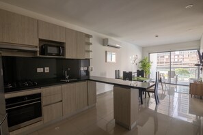 Oven, cookware/dishes/utensils