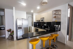Refrigerador, horno y utensilios de cocina 