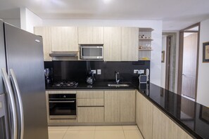 Frigorifero, forno, piano cottura, pentole/stoviglie/utensili