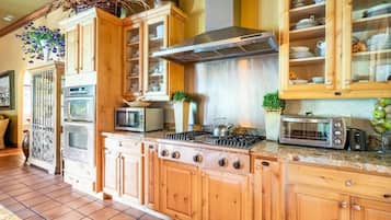 Een magnetron, een oven, een kookplaat, een vaatwasser