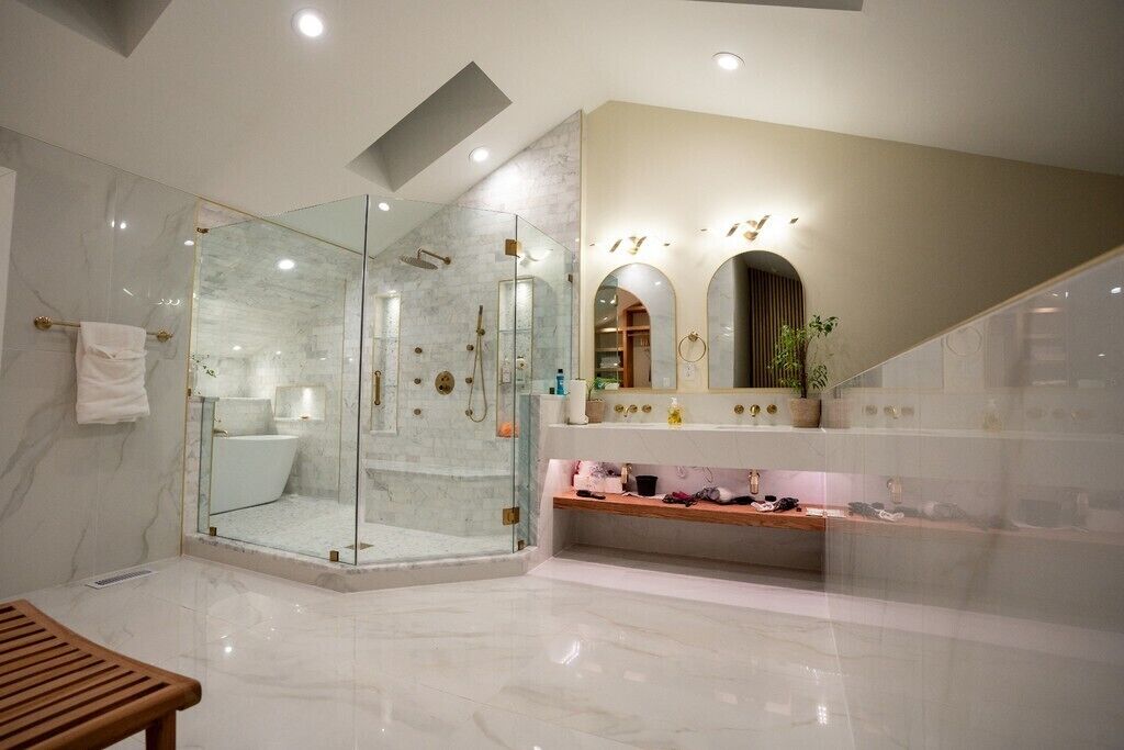 Bañera de hidromasaje, secador de pelo, toallas, jabón