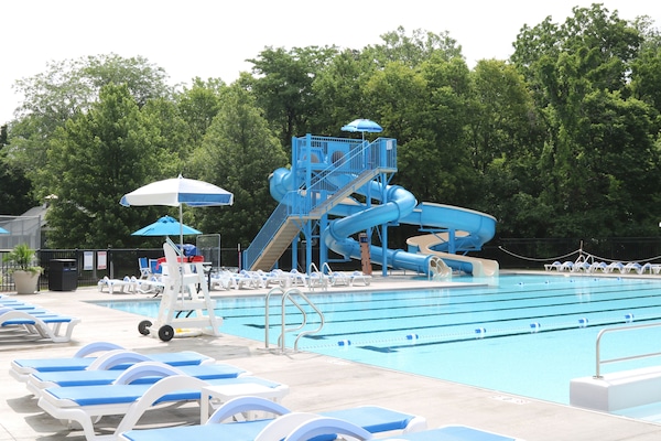 Piscine extérieure (ouverte en saison), maîtres-nageurs sur place