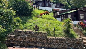 A hillside with wooden houses, stone walls, and a brick pathway. - Villeta Resort Hotel (Villeta)