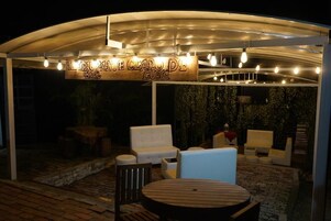 รับประทานอาหารกลางแจ้ง