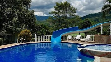 2 piscines extérieures