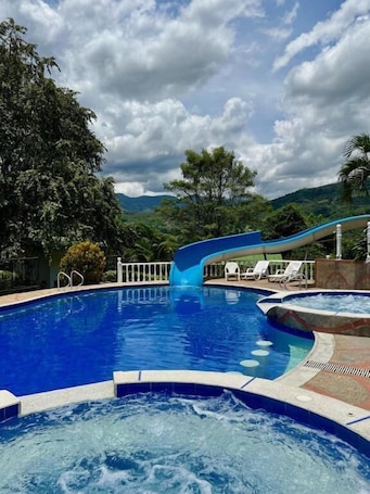 2 piscinas al aire libre