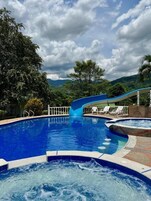 2 สระว่ายน้ำกลางแจ้ง