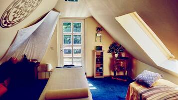 9 bedrooms, WiFi, bed sheets