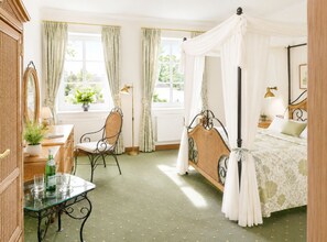 9 bedrooms, WiFi, bed sheets, wheelchair access