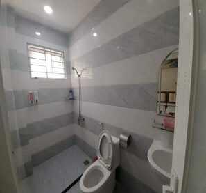 Familienzimmer | Badezimmer | Kostenlose Toilettenartikel