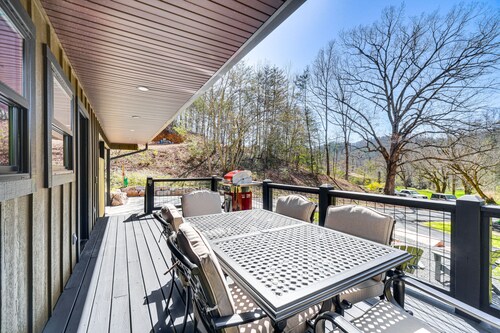 Modern Cabin w/ Hot Tub: Near Tail of the Dragon!