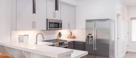 Réfrigérateur, micro-ondes, four, plaque de cuisson