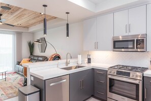 Fridge, microwave, oven, stovetop - Kordeluxe Row #6 Suite Townhouse (Cedar City)