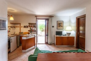 Micro-ondes, batterie de cuisine, vaisselle et ustensiles