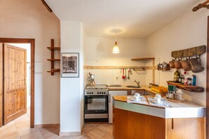 Een microgolfoven, kookgerei, borden en bestek