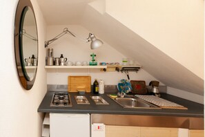 Microwave, cookware/dishes/utensils