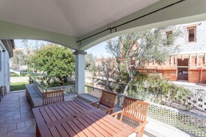 屋外ダイニングエリア