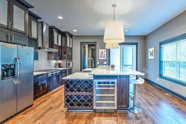 Refrigerador, cafetera/tetera, utensilios de cocina