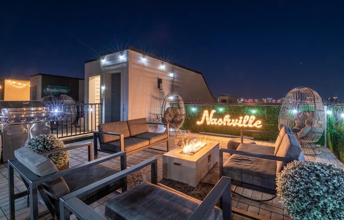 Large Bedrooms 15 Beds Rooftop Views! Large Groups