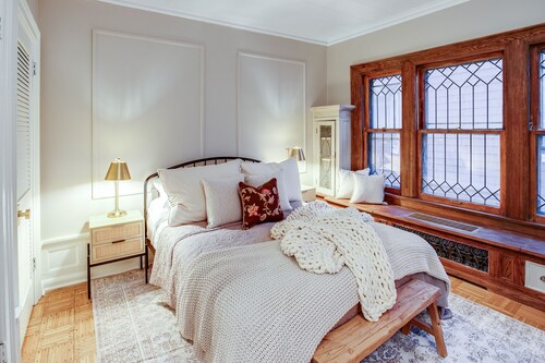 Charming 2BR, near Park Ave with private balcony! 