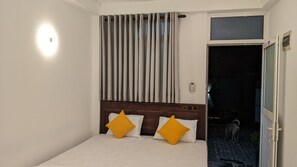Desk, laptop workspace, free WiFi - Marian Villa Katunayake  (Seeduwa - Katunayake)