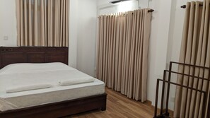 Desk, laptop workspace, free WiFi - Marian Villa Katunayake  (Seeduwa - Katunayake)