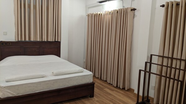 Skrivebord, skrivebord for bærbar PC og wi-fi (inkludert)