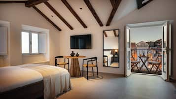 Deluxe suite with balcony | Living area