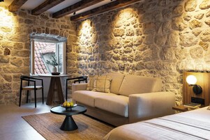 Suíte luxo | Área de estar | Smart TV 55 polegadas com canais via satélite