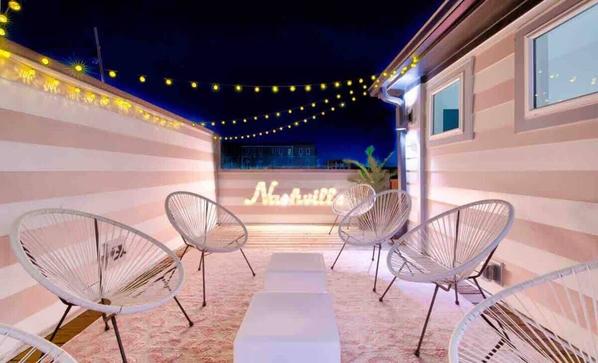 Pretty in Pink! 14 beds- game room and rooftop
